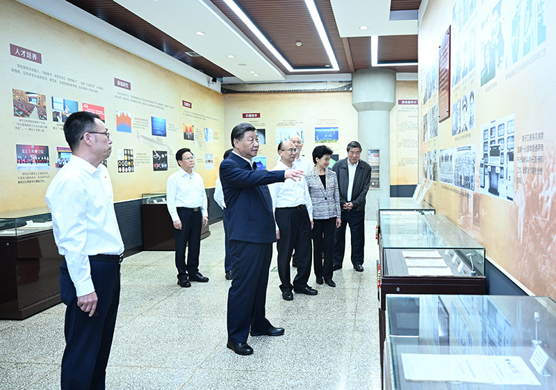 9月6日至8日，中共中央總書記、國家主席、中央軍委主席習近平在黑龍江考察。這是7日上午，習近平在哈爾濱工程大學哈軍工紀念館考察。