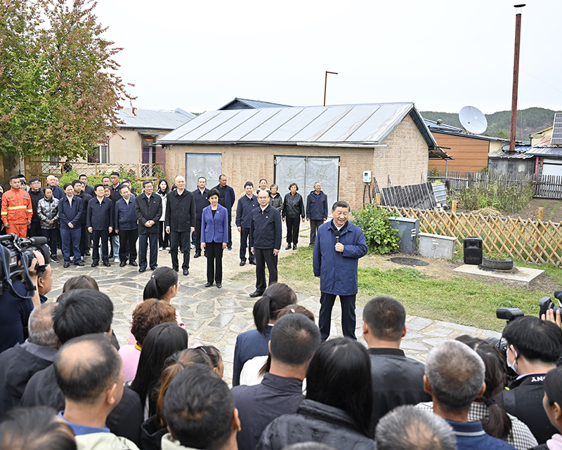 9月6日至8日，中共中央總書記、國家主席、中央軍委主席習近平在黑龍江考察。這是6日下午，習近平在大興安嶺地區漠河市北極村考察時，同當地群眾親切交流。