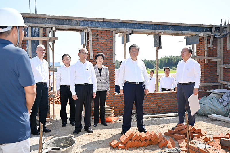 9月6日至8日，中共中央總書記、國家主席、中央軍委主席習近平在黑龍江考察。這是7日上午，習近平在遭受洪澇災害的哈爾濱尚志市老街基鄉龍王廟村，察看水毀房屋重建情況。